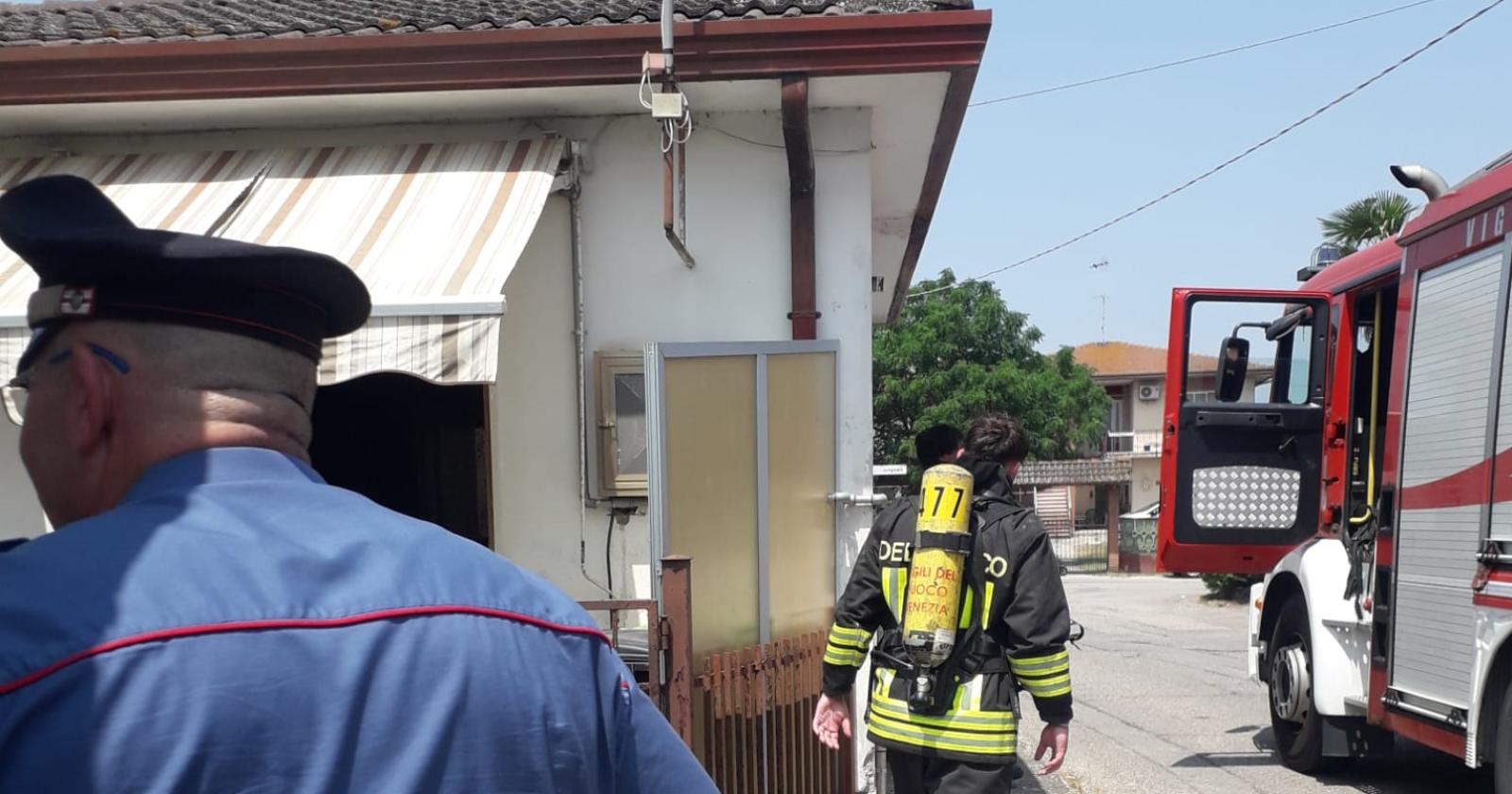 Casa in fiamme a Taglio di Po