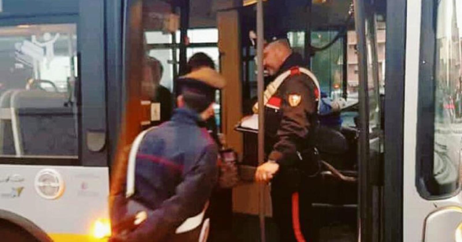 Lo rifà: pesta l’autista di un bus