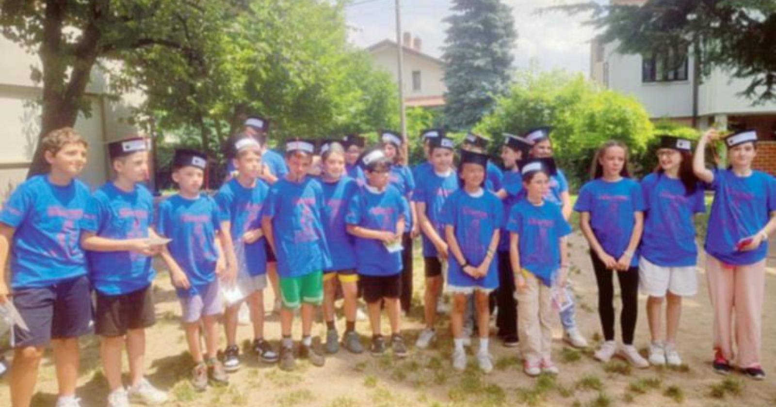 Chiusura tra gioia, foto e magliette rossoblù