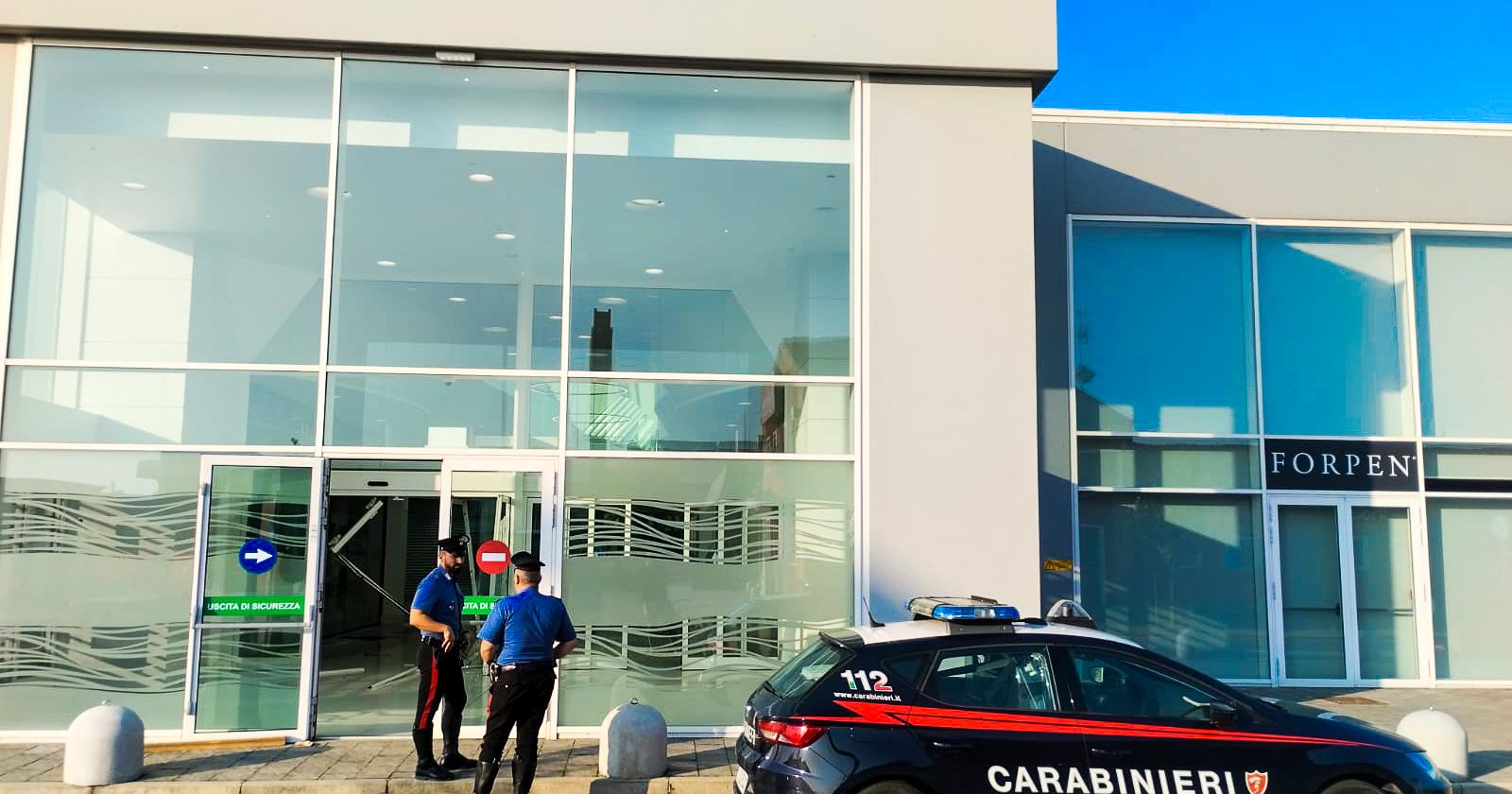 Con l'auto contro la gioielleria