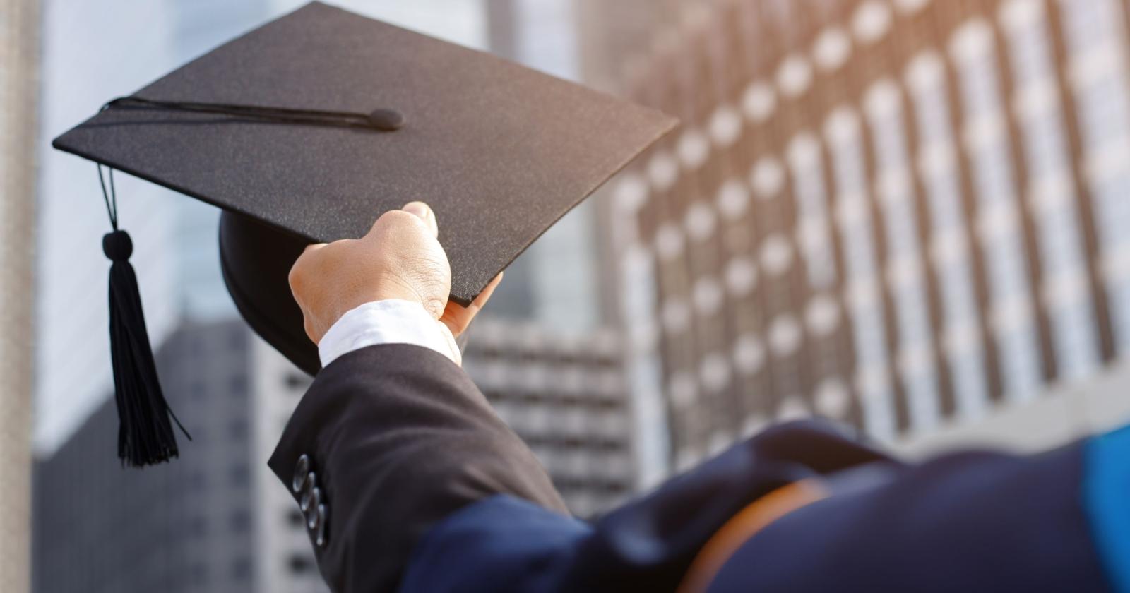 Nuove restrizioni sui visti studenteschi USA: il controllo dei social media divide l'opinione pubblica
