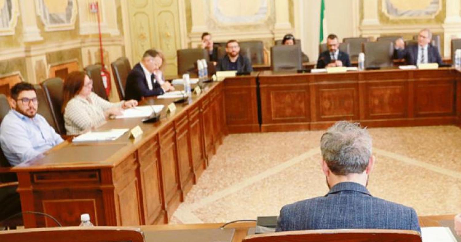 Più soldi per le strade e le scuole