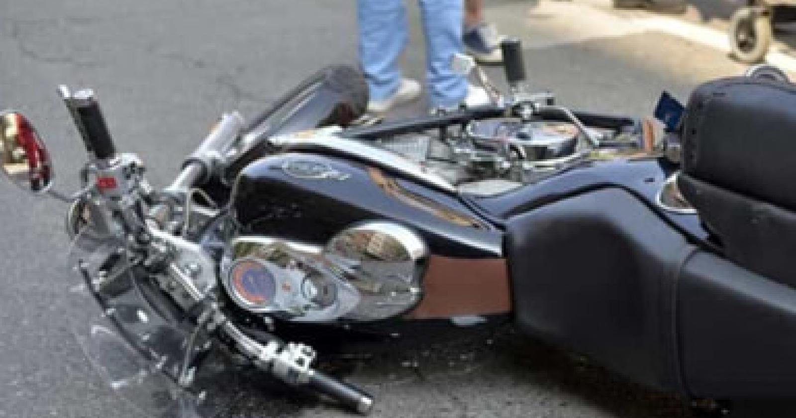 Sbalzata dalla moto dopo l'incidente, donna rischia l'amputazione di un piede