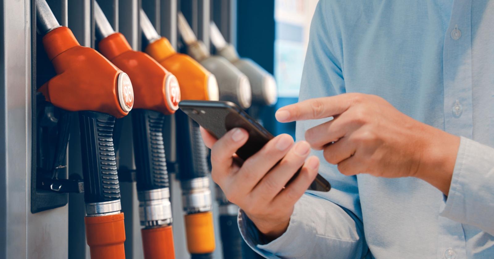 Perché non dovresti usare il cellulare mentre fai rifornimento: miti e realtà