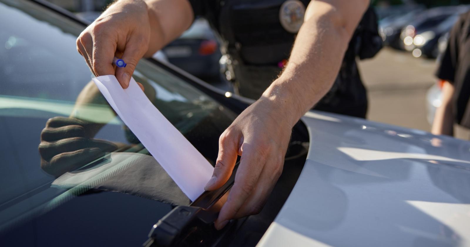 Vigile urbano di Napoli annulla 282 multe: licenziato per abuso di potere