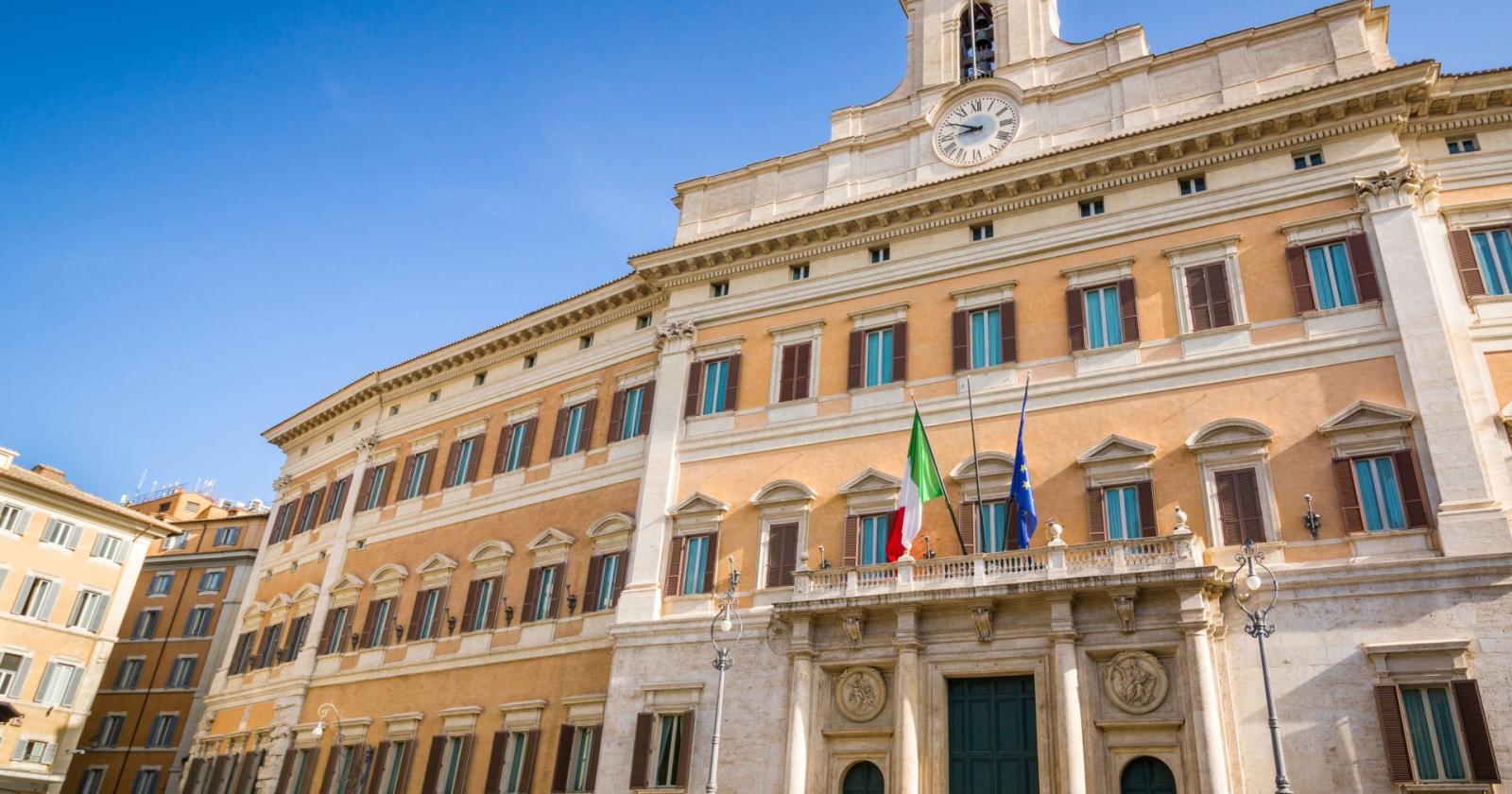La proposta di FdI: stipendi dei deputati come quelli dei senatori, scoppia la polemica