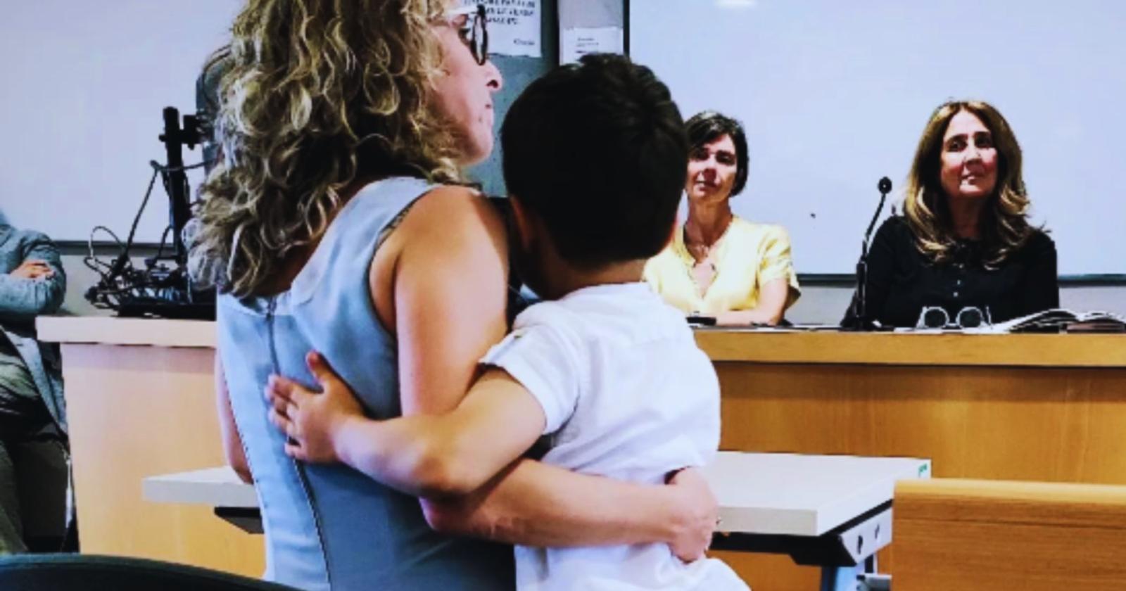 Una laurea tra le braccia: il simbolo di una sfida femminile eterna