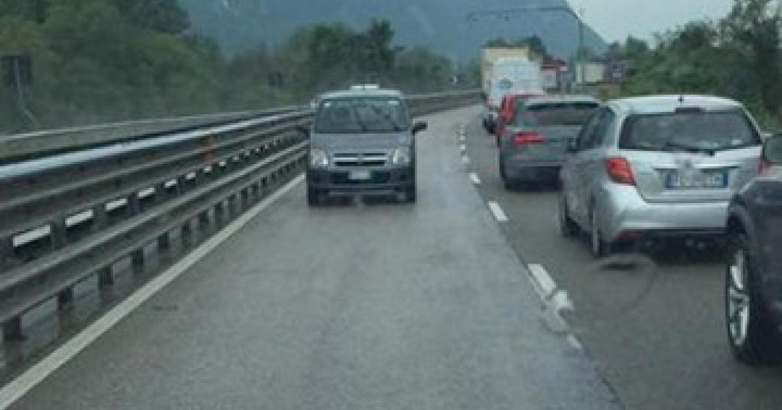 Paura sulla Pedemontana: auto contromano sfiora la tragedia
