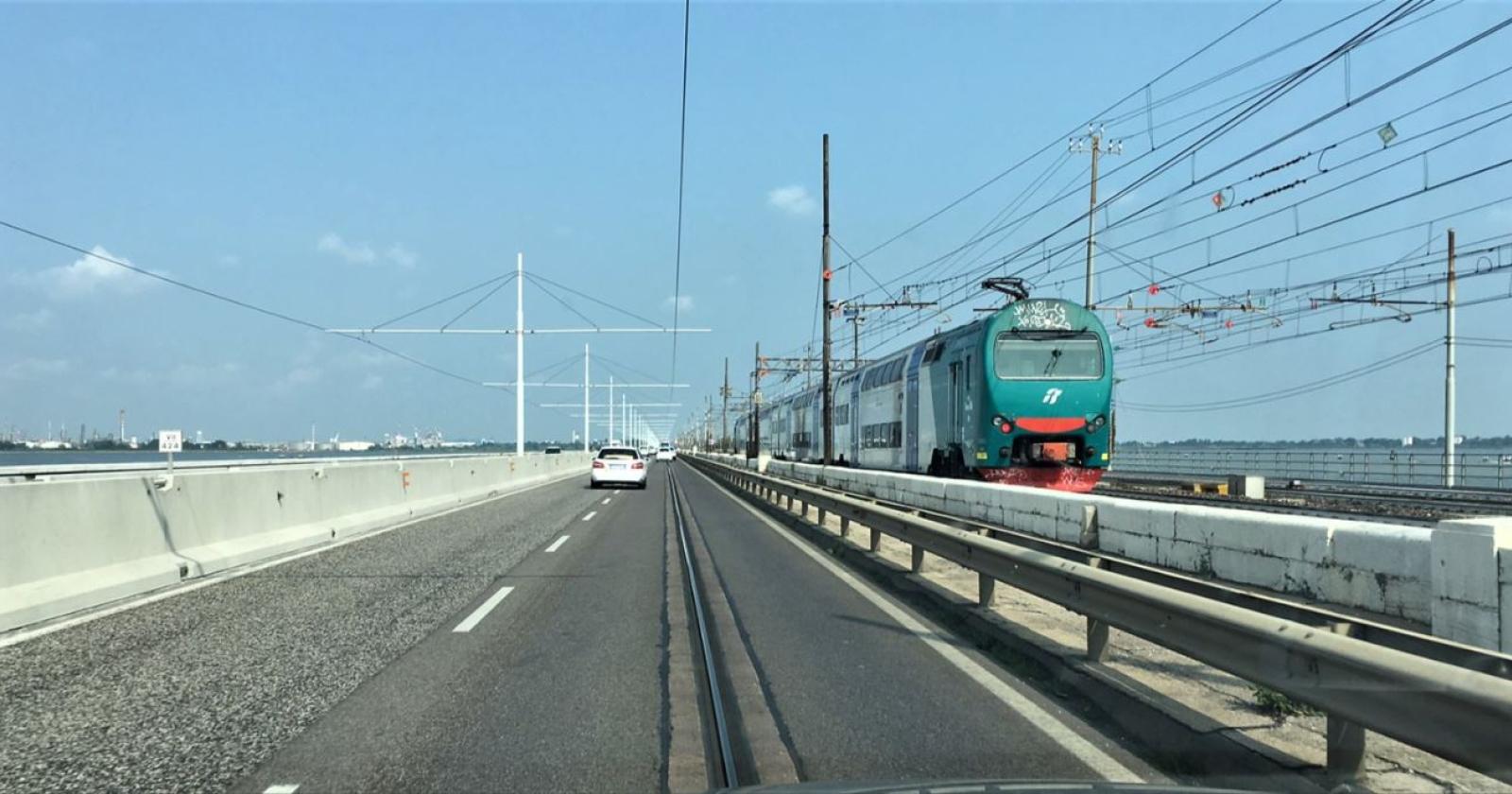 Motociclista scivola sul ponte della Libertà: viaggio in Grecia annullato