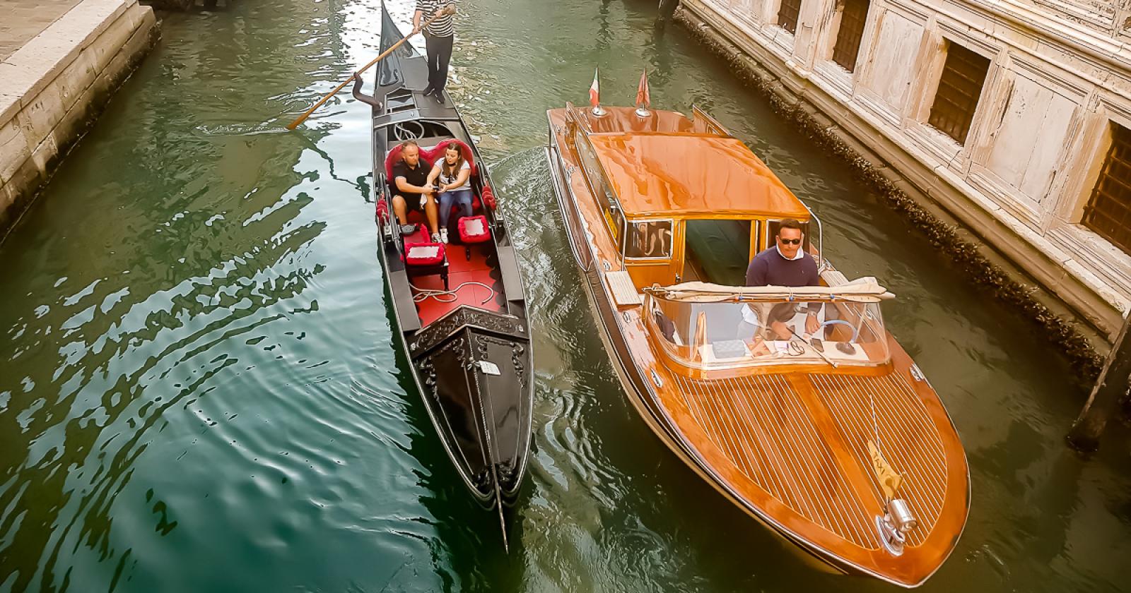 Incidente in Canal Grande: taxi acqueo travolge gondola, nessun ferito ma tanta paura