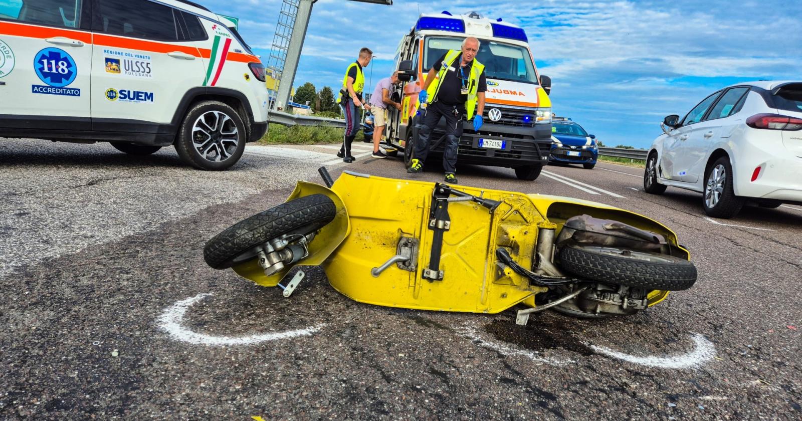 Schianto al casello, paura per un giovane