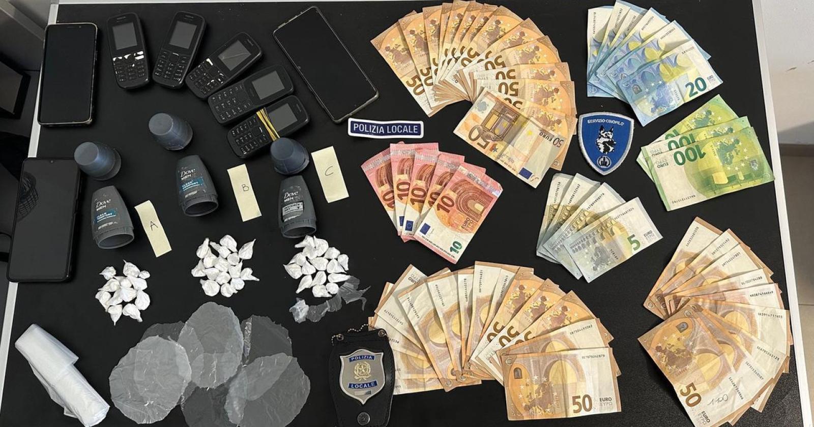 Cocaina nascosta nei deodoranti: blitz della polizia a Ferrara porta alla denuncia di un 27enne