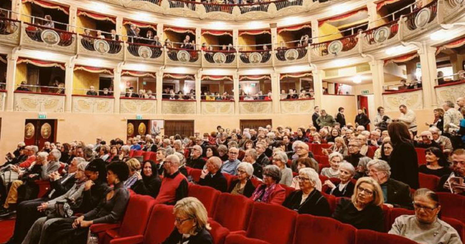 La platea del Sociale si rinnova
