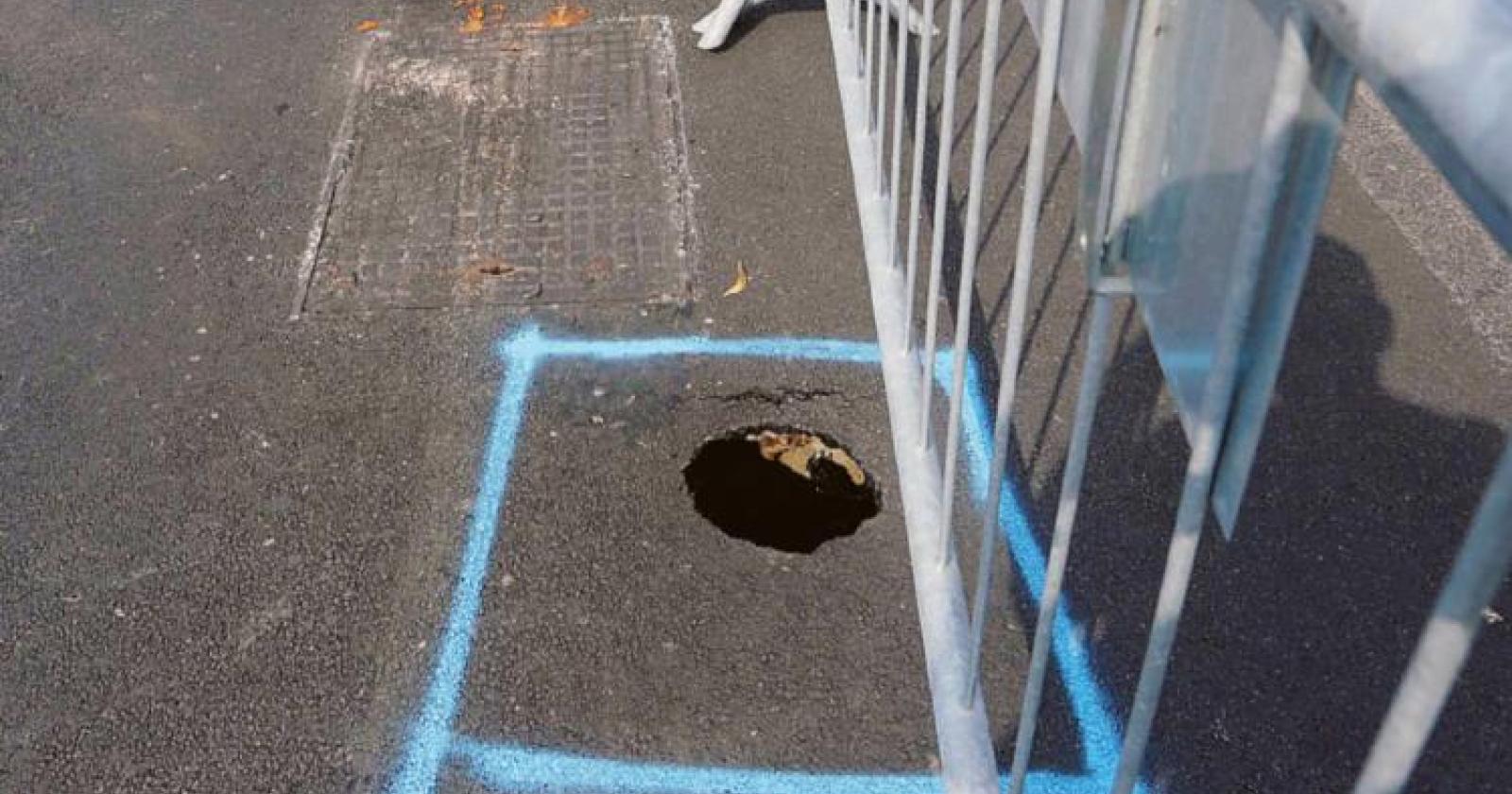 Condotta fa acqua, cede la strada