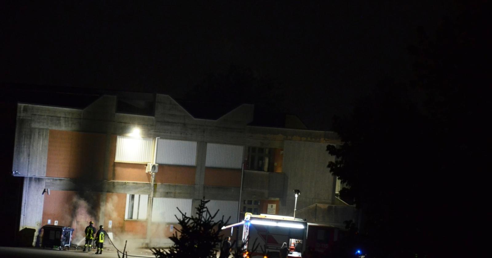 Fuoco al Primo Levi, cassonetti dati alle fiamme