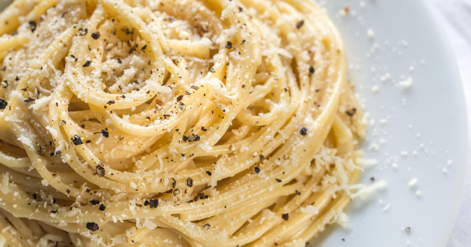 Cacio e pepe, la marcia indietro a metà della Bbc: quando l’adattamento sfiora l’eresia