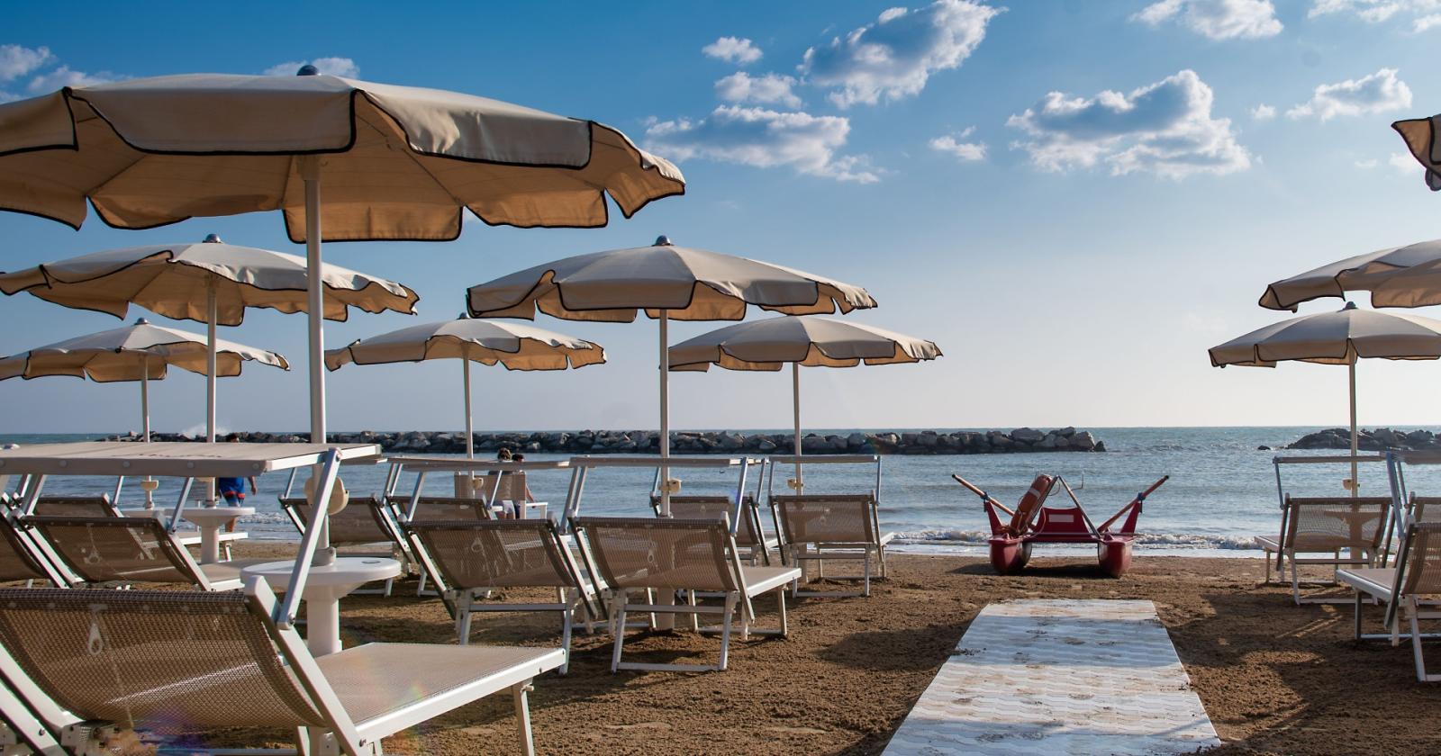 Caro-ombrellone 2025: prezzi in salita, prenotazioni in calo e strategie d'emergenza sulle spiagge italiane