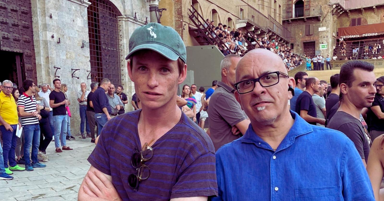 Palio di Siena, all'alba spunta Eddie Redmayne: attese e indiscrezioni tra Piazza del Campo e star globali