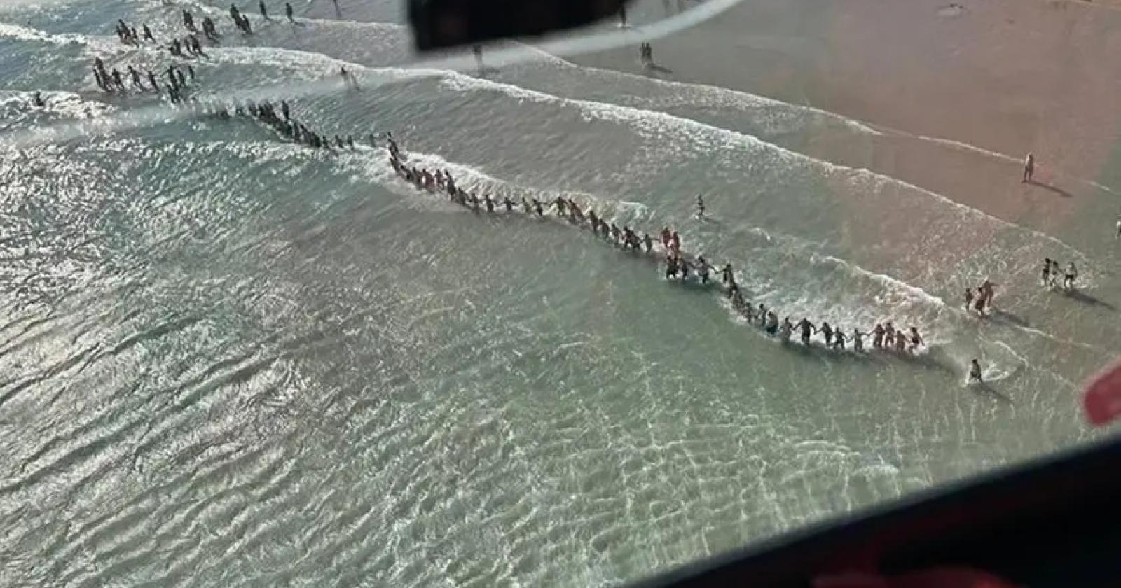 cavallino-treporti, bimbo di 6 anni scompare in mare: spiaggia in catena umana, elicottero e sommozzatori in azione