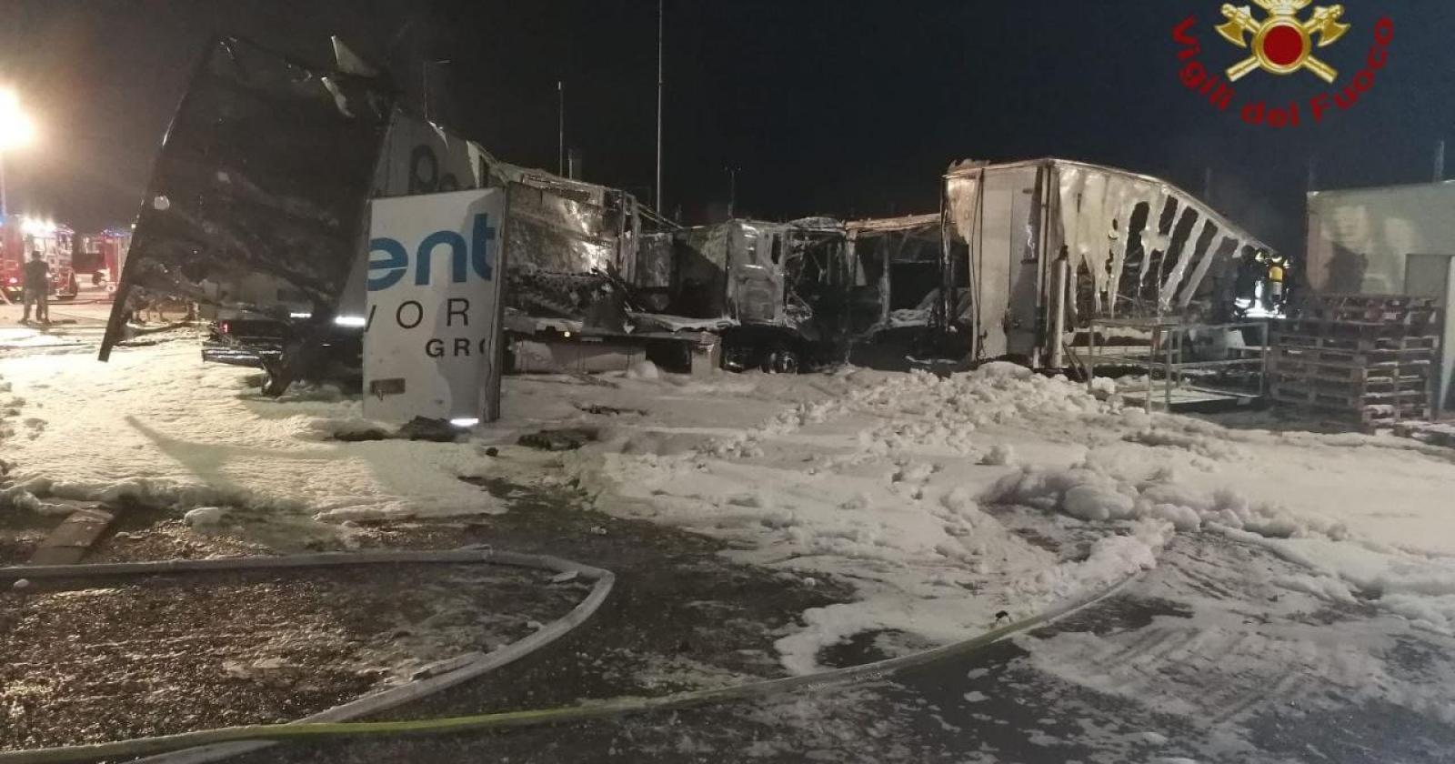 Boato nella notte: esplode un camion di fuochi