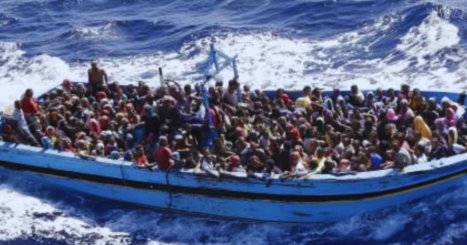 strage a 18 miglia da Lampedusa: due barconi si ribaltano, almeno 26 morti
