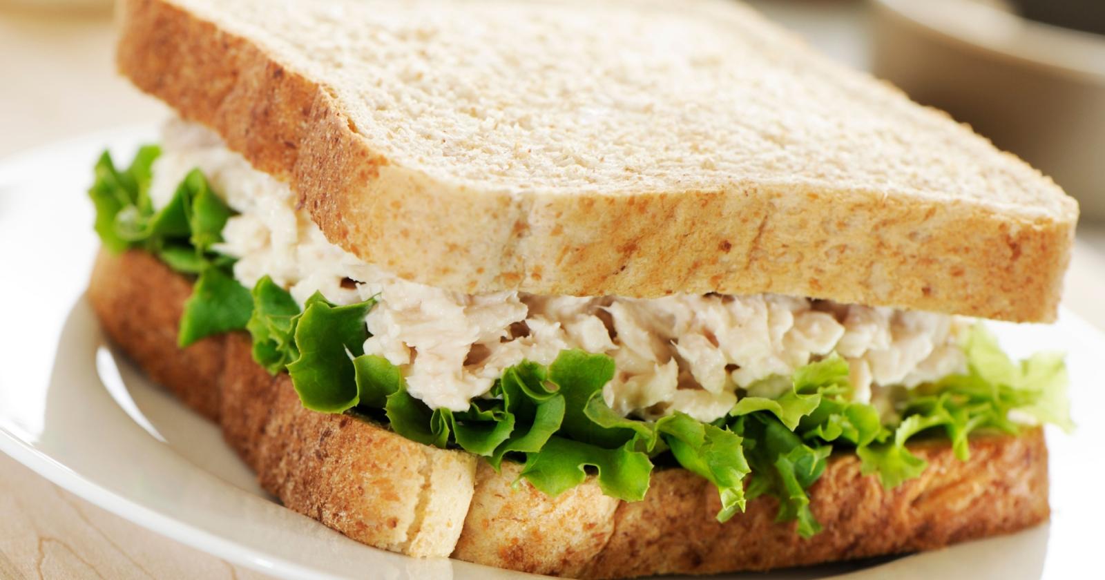 Monopoli, il panino “clandestino” per il figlio celiaco: il caso che riaccende il dibattito nei lidi