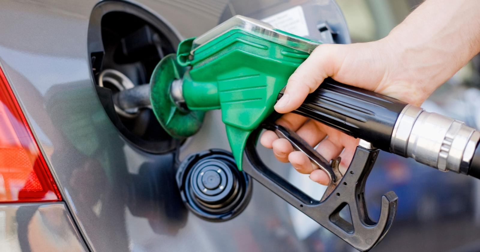 Ferragosto al volante: benzina ai minimi dal 2021, ma per il Codacons si può scendere ancora