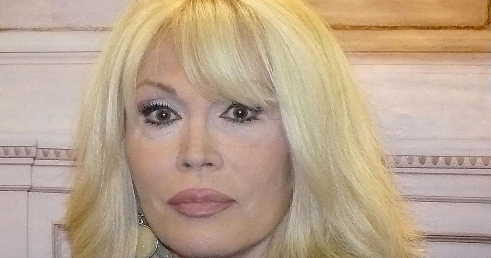 Amanda Lear, “Enigma” e la bufera su Max: smentite, diffide e il confine tra curiosità e diritto di cronaca