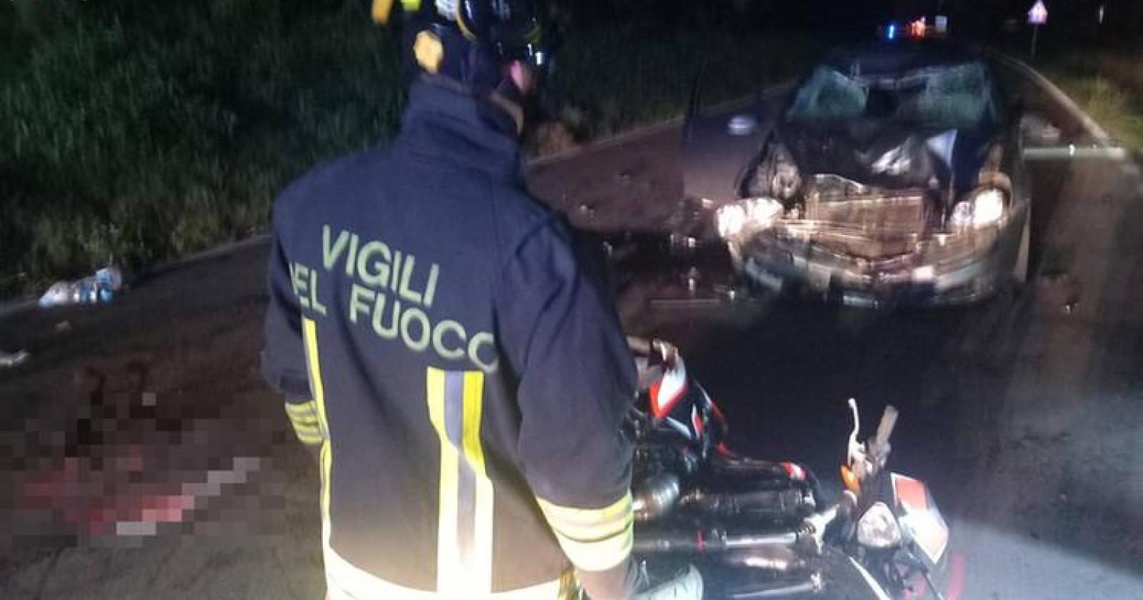 Muoiono a 16 anni in moto contro un'auto