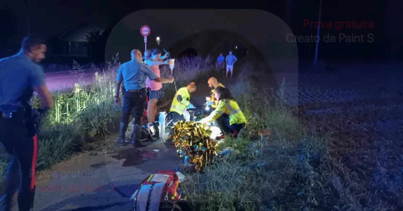 Muore schiantandosi in moto su un palo
