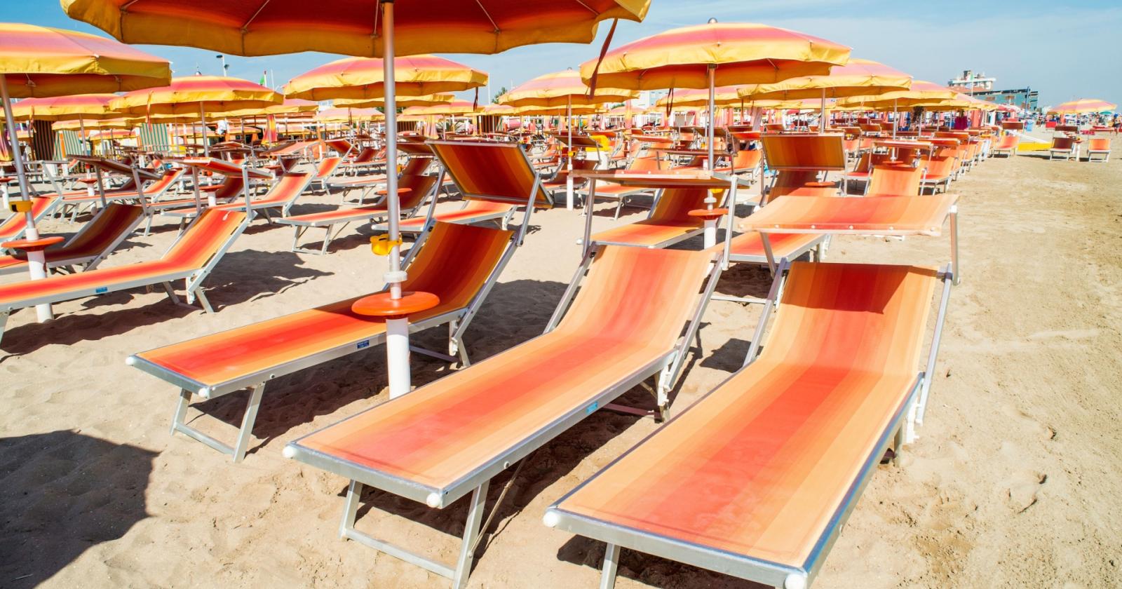 Lettini a 10 euro e spiagge pulite: Mario Tozzi riaccende il confronto Italia-Grecia