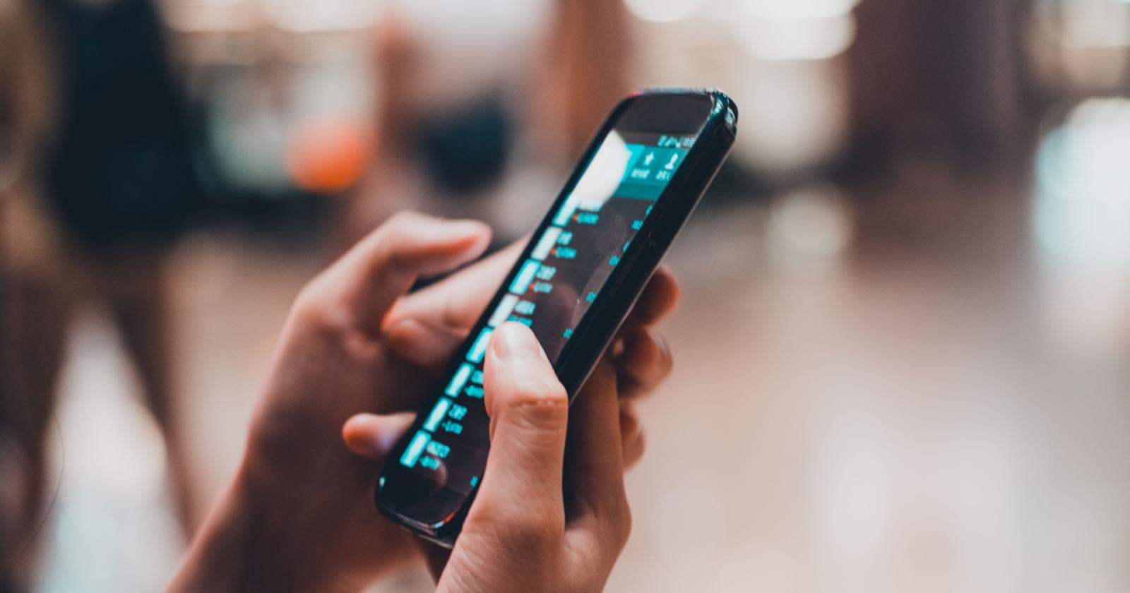 cellulari banditi da settembre: cosa cambia davvero a scuola, tra armadietti, note e sospensioni