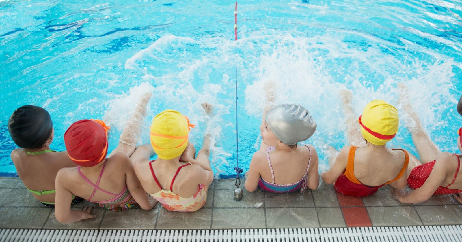 Bambini in acqua: il decalogo che salva vite e i colori che fanno la differenza