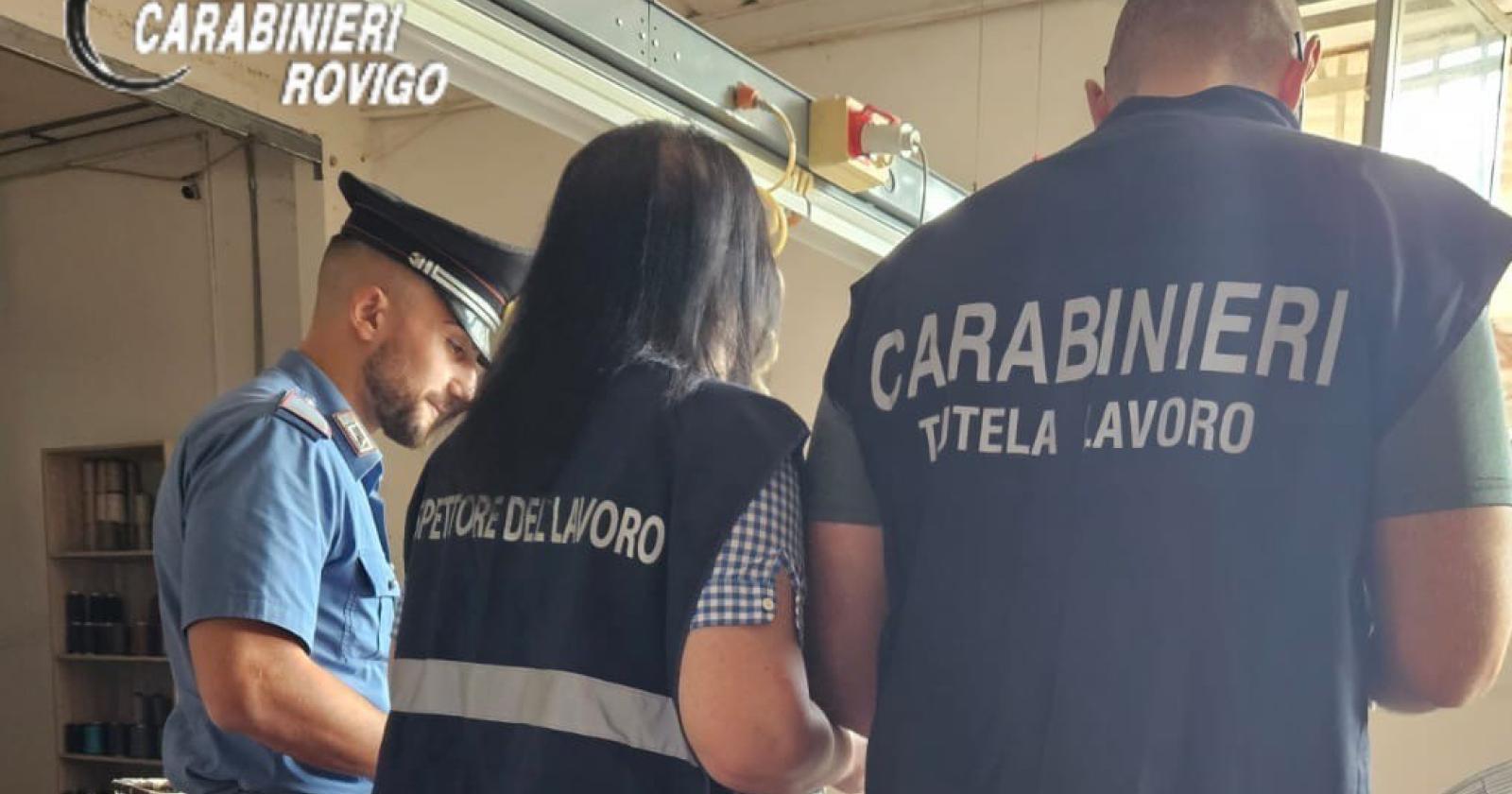 Lavoratrici clandestine nel laboratorio tessile