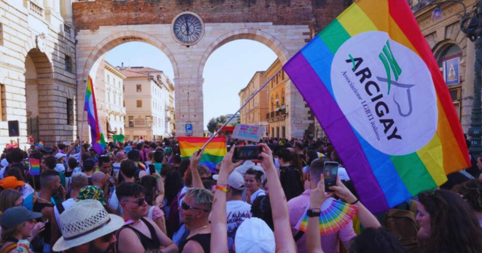 A Verona esplode il caso famiglie arcobaleno: le registrazioni di Tommasi dividono la politica