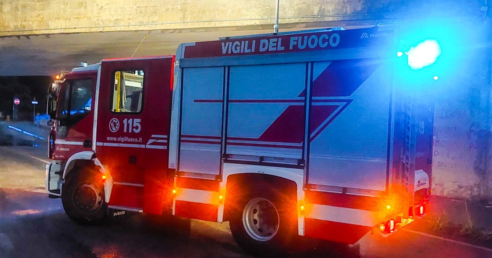 Sottopasso allagato, auto intrappolata
