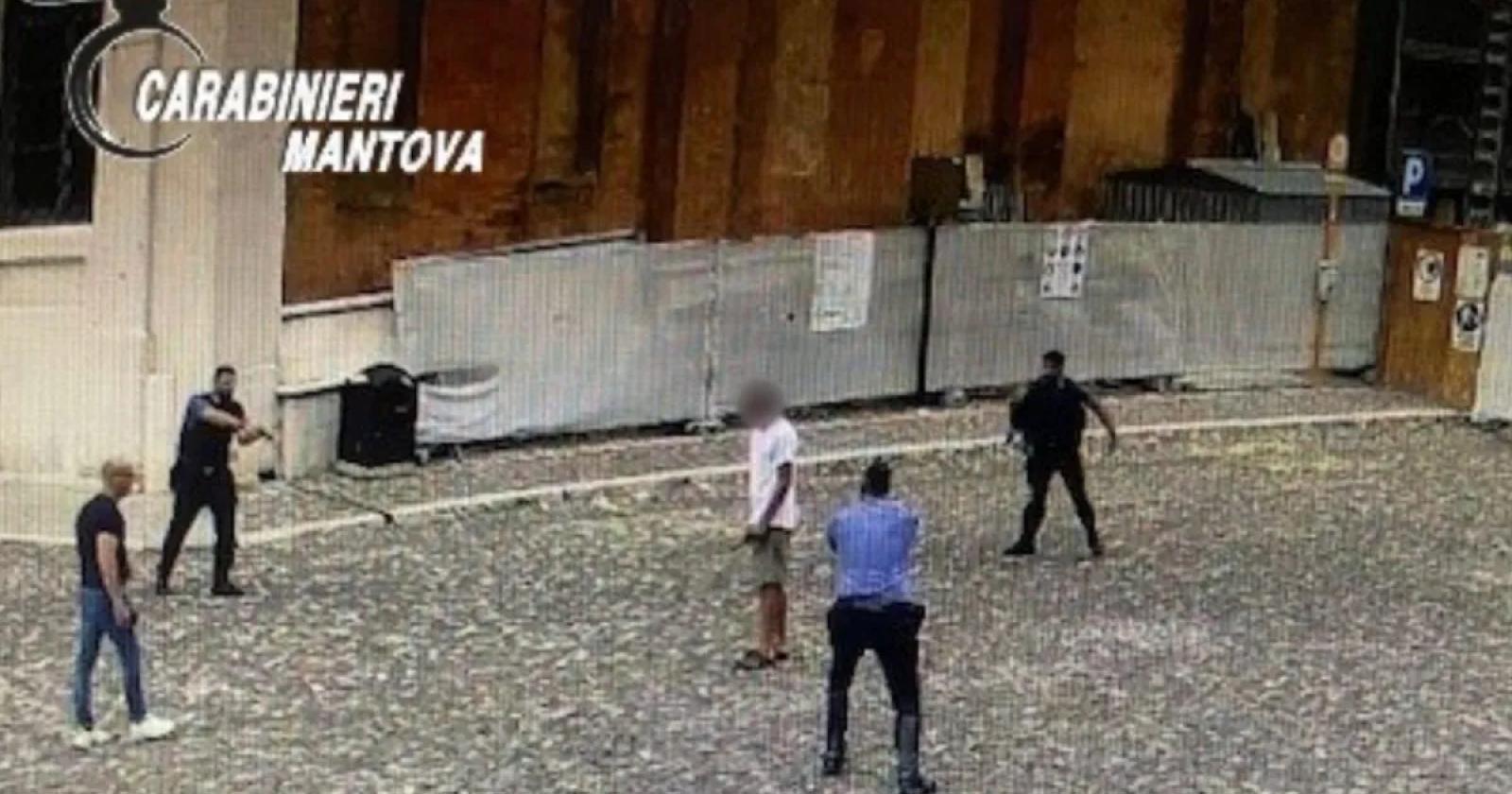Mantova, panico in centro: 33enne armato di coltello minaccia negozianti e carabinieri, fermato con il taser