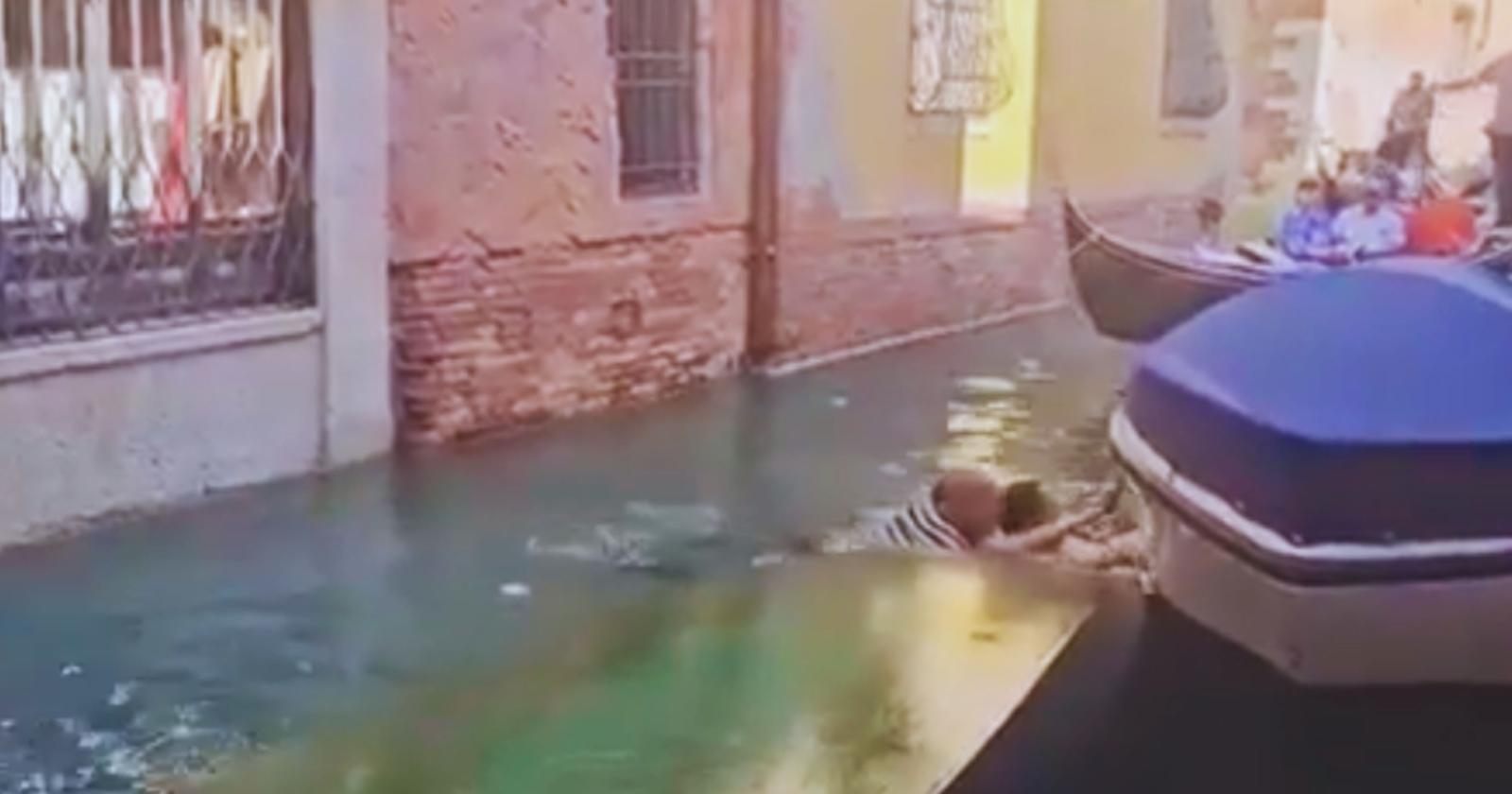 Venezia, si ribalta un’altra gondola nel sestiere di Castello: turisti scalano le grate per mettersi in salvo