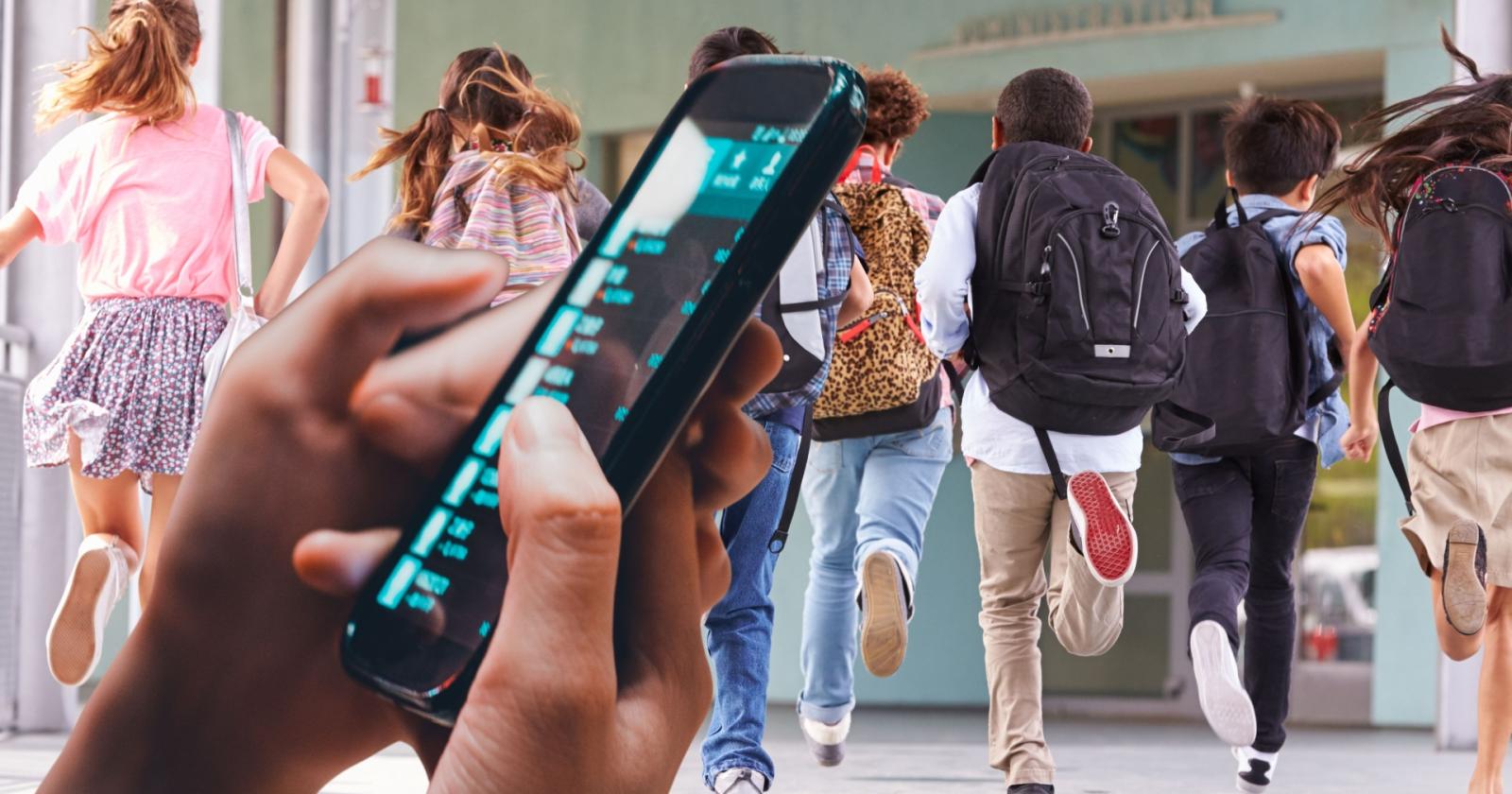 Smartphone vietati a scuola, da settembre cambiano le regole: come si organizzano gli istituti e cosa dicono presidi e studenti