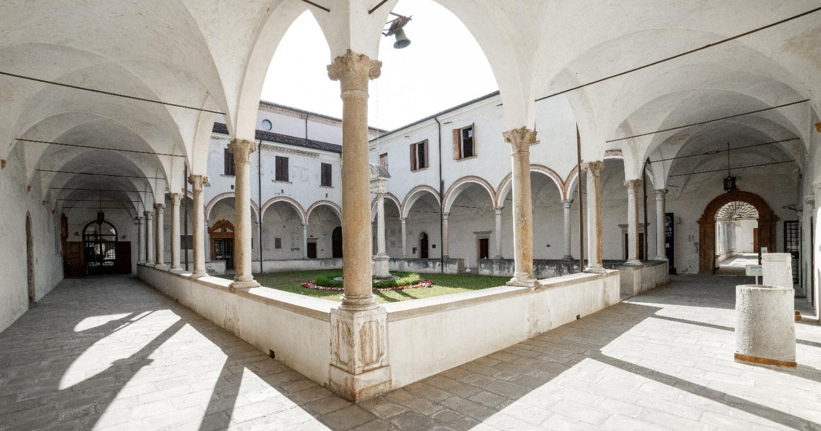 Letture nel chiostro degli Olivetani