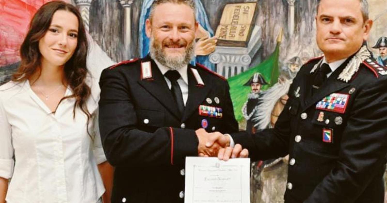 Malore in piscina, militare la salva