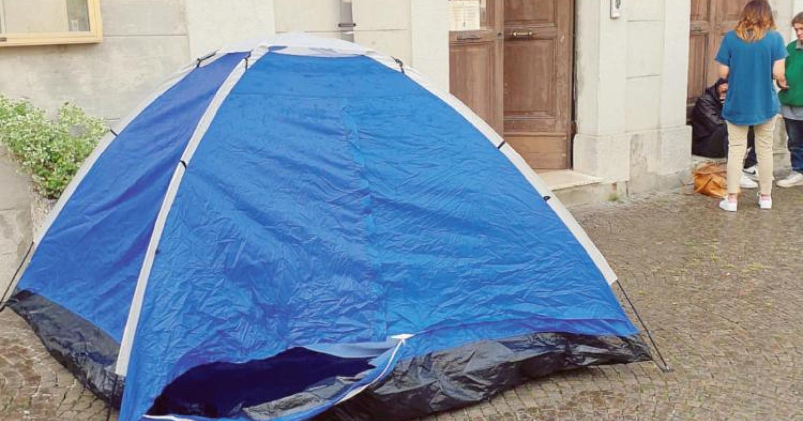 Dorme in tenda, “è stato aiutato”