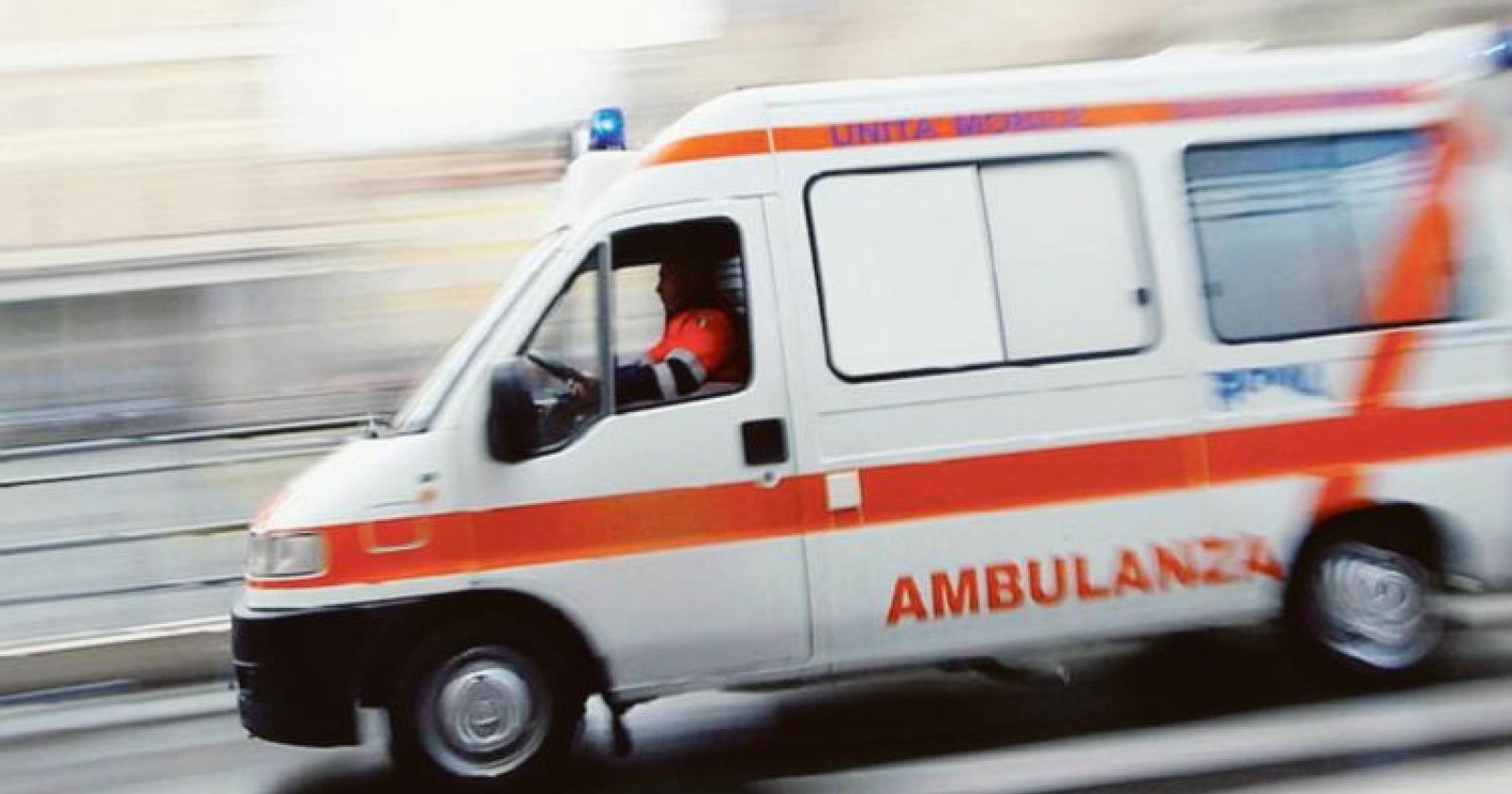 Schianto fra tre auto e un camion, traffico paralizzato