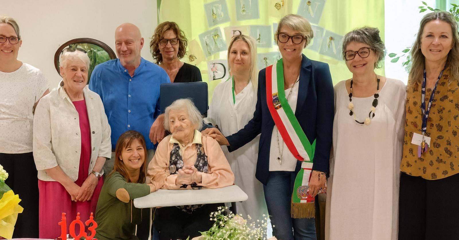 Centotre candeline e una comunità in festa: l'abbraccio a Dina Novello al centro Zairo