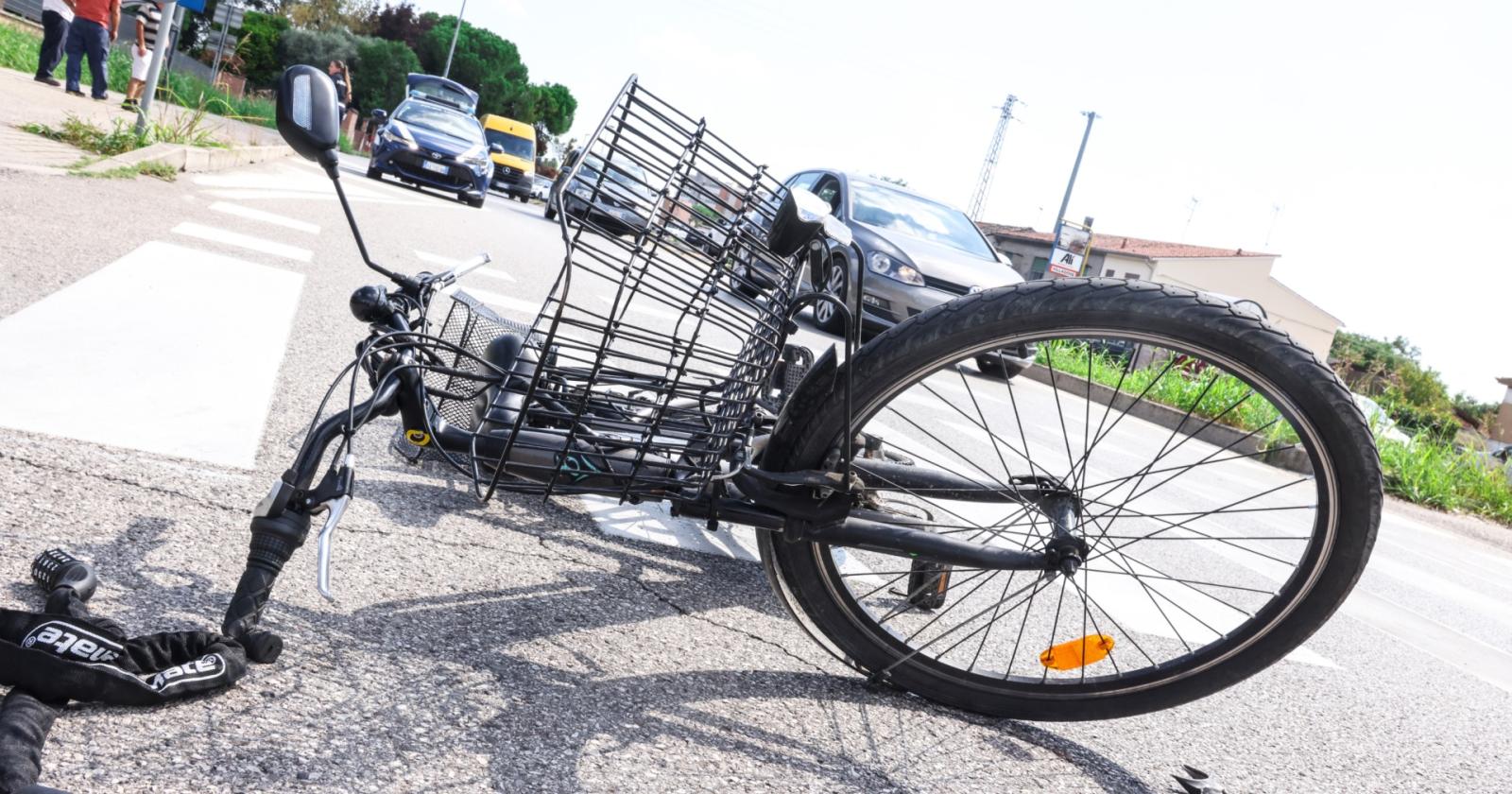 Falciata in bici sulle strisce