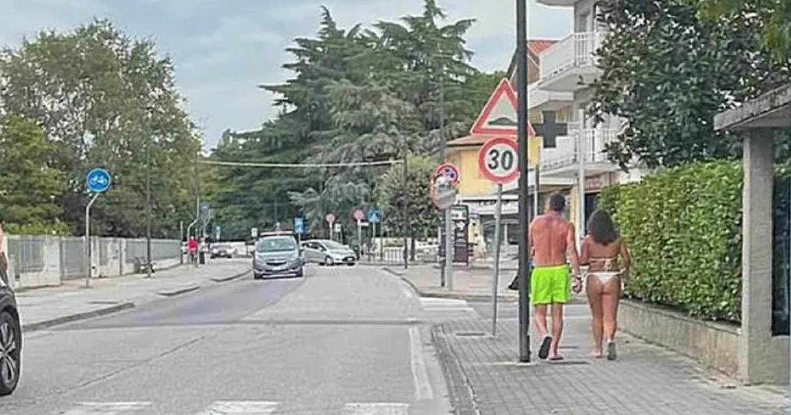 Bikini e ciabatte in centro: il “turismo cafone” riaccende il dibattito alle terme