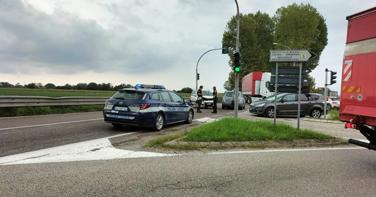 Scontro a tre in viale Amendola, traffico in tilt