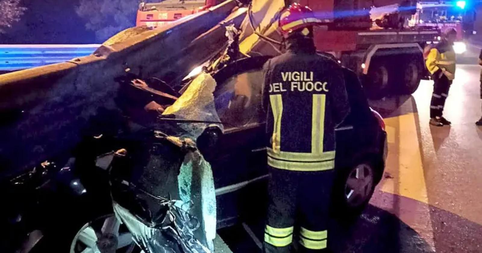 Guardrail infilza l’auto, conducente miracolato