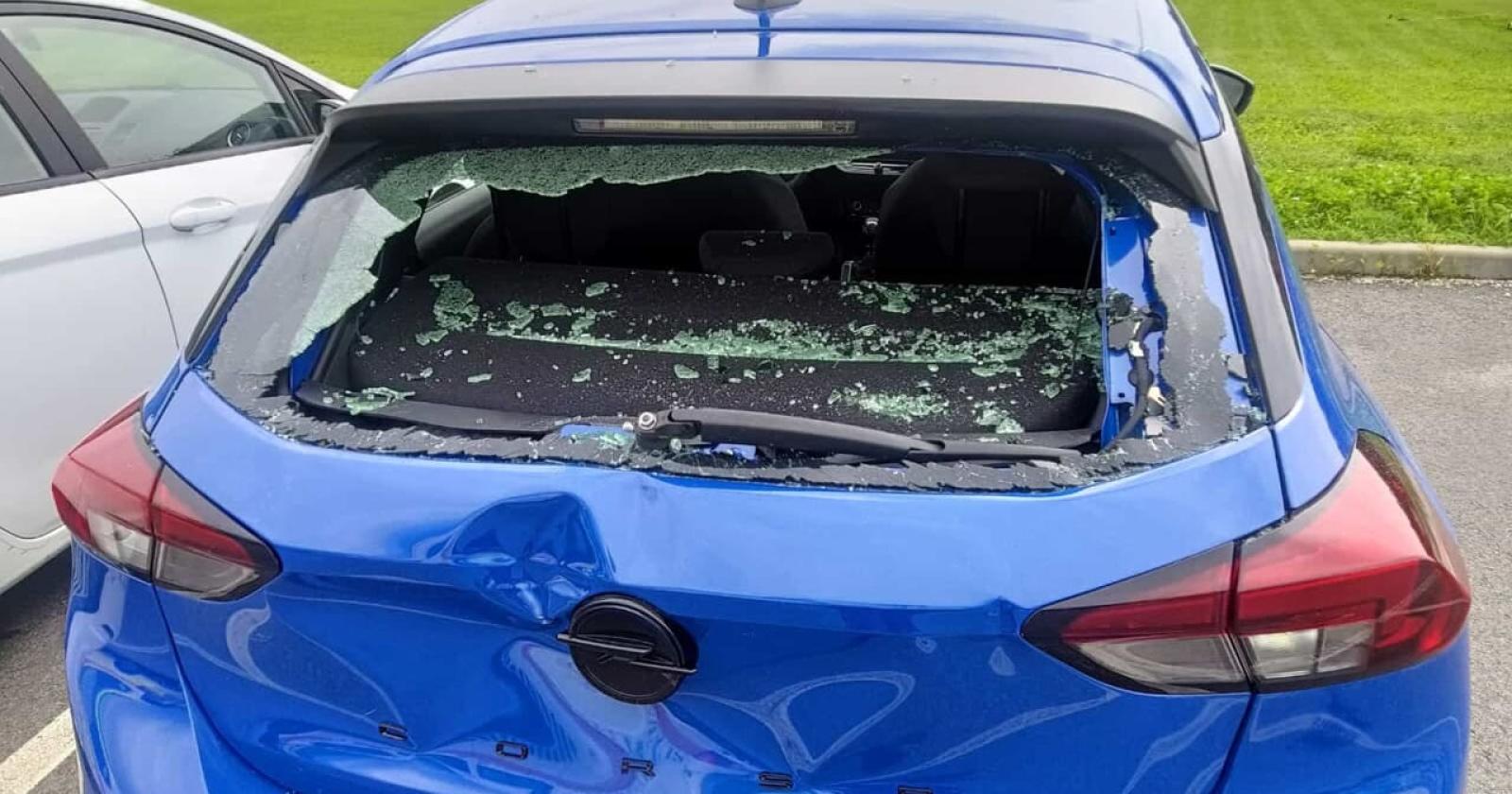 atterraggio troppo corto a borso del grappa: pilota di parapendio sfonda il lunotto di un’auto