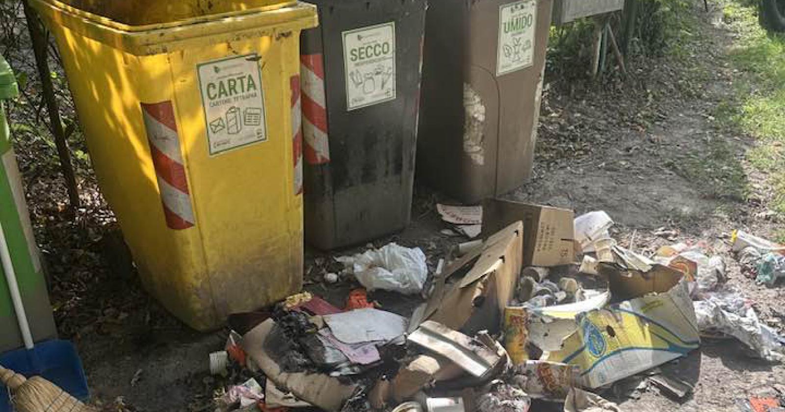 Fiamme e caos, parco vandalizzato nella notte